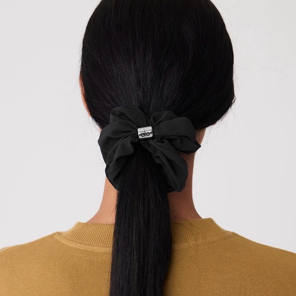 New Auth Alo Yoga Bead It Oversized Scrunchie NWT - Black - Picture 4 of 4